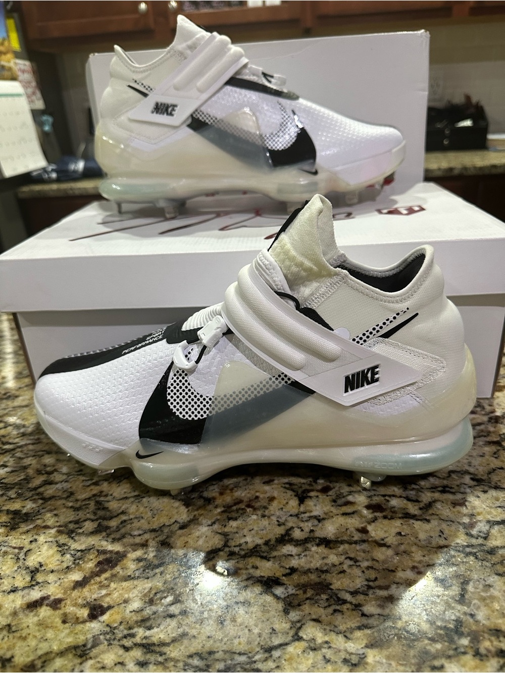 New in box Nike Force Zoom Trout White and Black Men’s metal baseball cleats